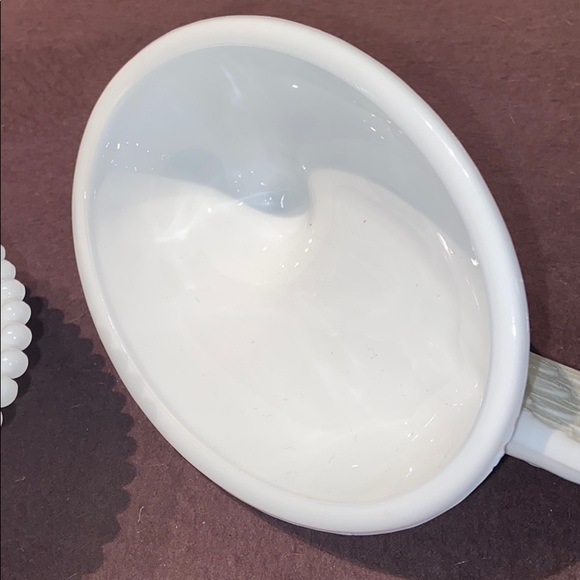 Lot of 2 Milk Glasses of Hens on a Nest - Picture 10 of 16